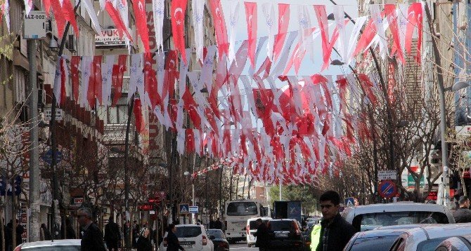 Sosyal Medyadan Talep Geldi, Başkan Şehri Bayraklarla Süslettirdi