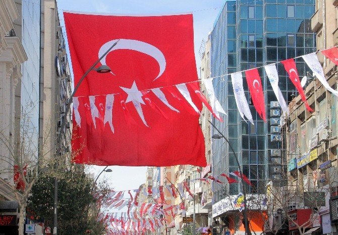 Sosyal Medyadan Talep Geldi, Başkan Şehri Bayraklarla Süslettirdi