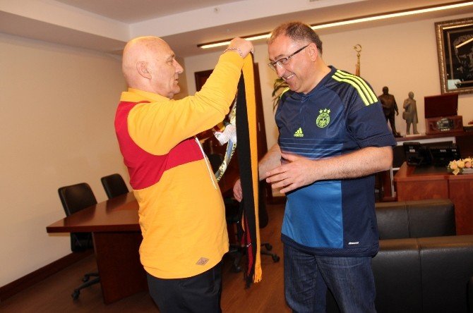 Galatasaray-fenerbahçe Derbisi Öncesi Dostluk Mesajı