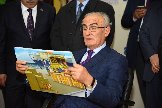 Minik Öğrencilere Masallarını Başkan Amcaları Okudu
