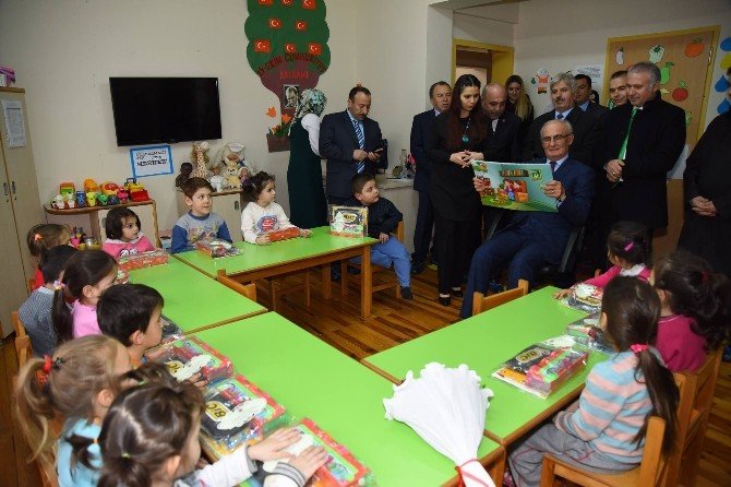 Minik Öğrencilere Masallarını Başkan Amcaları Okudu