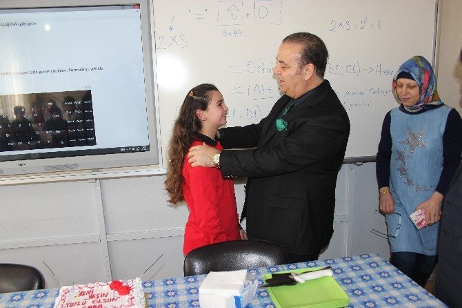 Suriyeli Sara’ya Kaymakamdan Doğum Günü Sürprizi