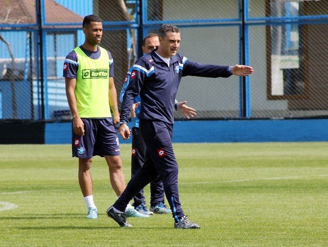Adana Demirspor Antrenmana Türk Bayrağıyla Çıktı