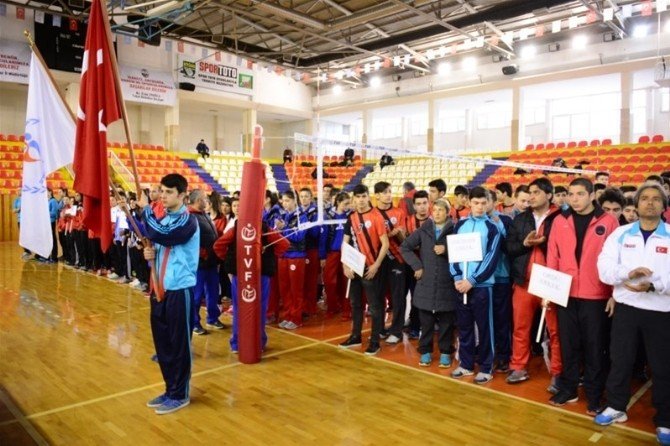 Tokat’ta Okullarası Gençler Voleybol Grup Müsabakaları