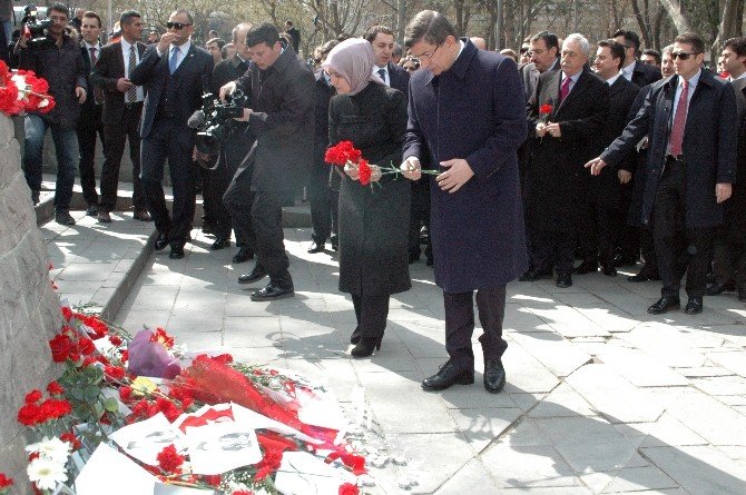 Başbakan Davutoğlu, Kızılay’da Esnafları Ziyaret Etti