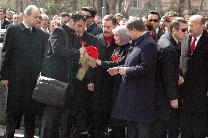Başbakan Davutoğlu, Kızılay’da Esnafları Ziyaret Etti