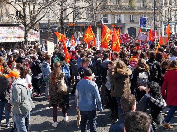 Fransa’da Memurlar Hükümeti Protesto Etti