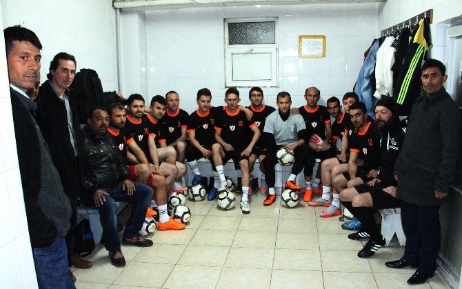 Romanlar Futbol Takımı Kurup Sahaya İndi