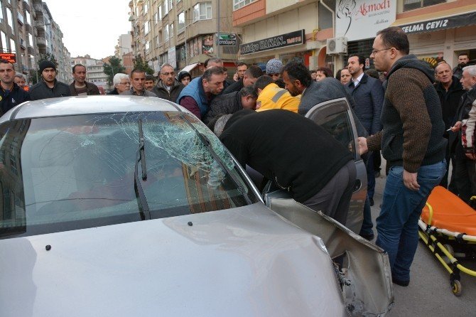 Direksiyon Başında Kalp Krizi Geçiren Sürücü Kaza Yaptı