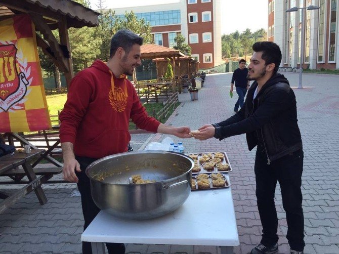 Bilecik Ultraslan Üni Grubu Şehitlerin Anısına Helva Dağıttı