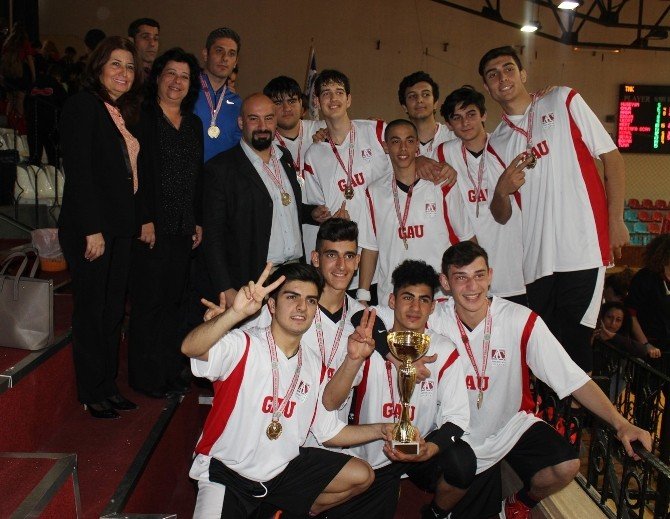 Amerikan Koleji Basketbol Takımı Şampiyonluğa Doymuyor
