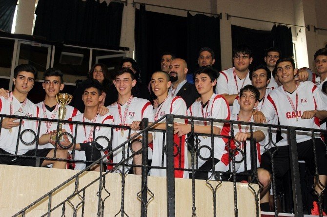 Amerikan Koleji Basketbol Takımı Şampiyonluğa Doymuyor