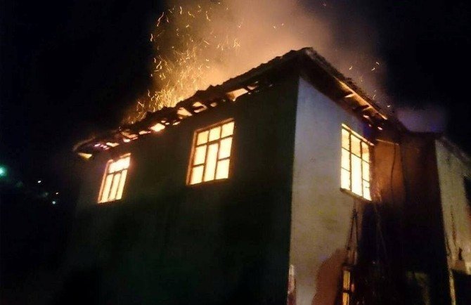 İki Katlı Ev Alevlere Teslim Oldu