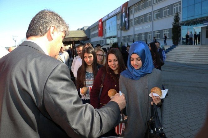 Kbü’de Öğrencilere Hoşaf Ve Tahıllı Ekmek İkram Edildi