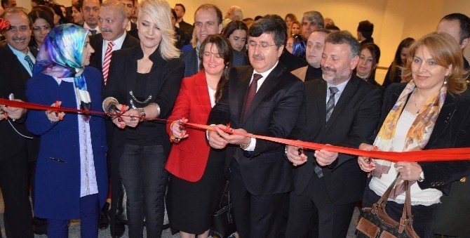 Kanser Hastası Genç Kadın Yaptığı Resimlerin Gelirini Kanser Hastalarına Bağışladı