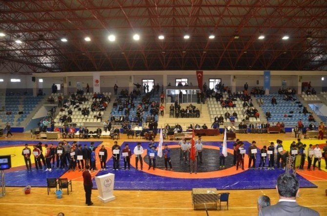 Gençler Serbest Güreş Turnuvası Tokat’ta Başladı