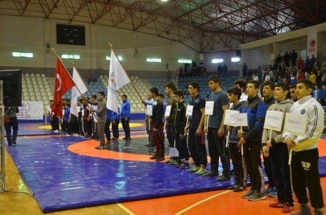 Gençler Serbest Güreş Turnuvası Tokat’ta Başladı