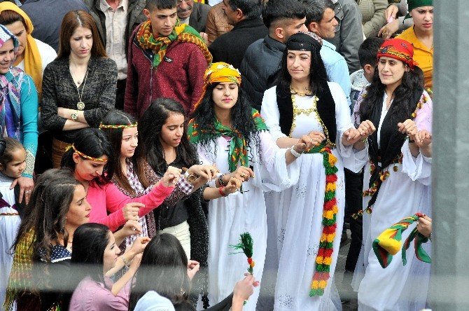 İstanbul’da Patlama Oldu, Hdp Mersin’de Nevruz’u Kutladı