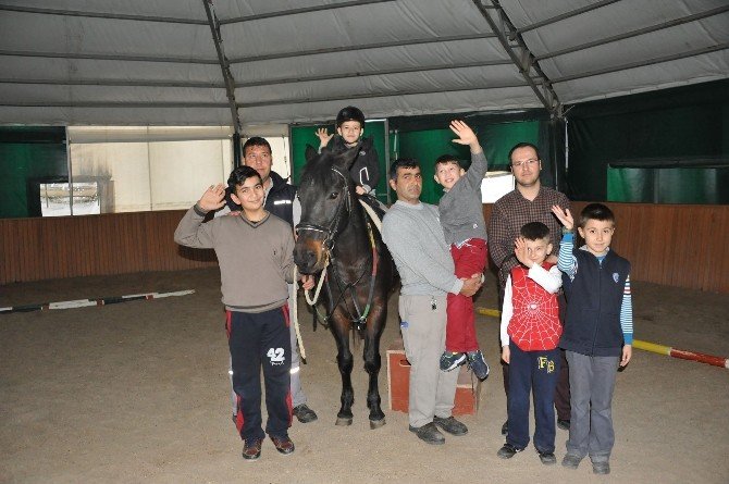 Engelli Çocuklara Atlı Terapi