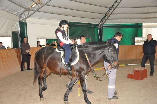 Engelli Çocuklara Atlı Terapi