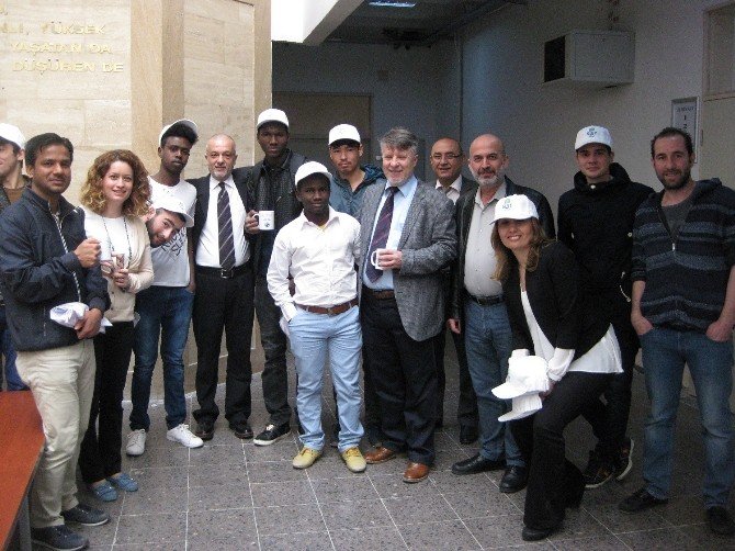 Yabancı Öğrencilerden ‘Süt Bıyığı’