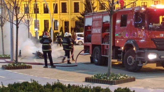 Polise Kızdı, Motosikletini Yaktı