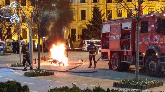 Polise Kızdı, Motosikletini Yaktı