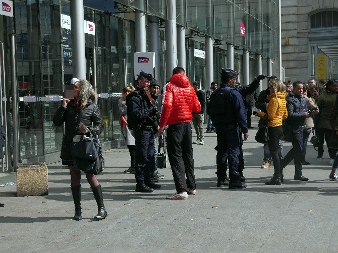 Paris-brüksel Tren Seferinde Şüpheli Paket Alarmı