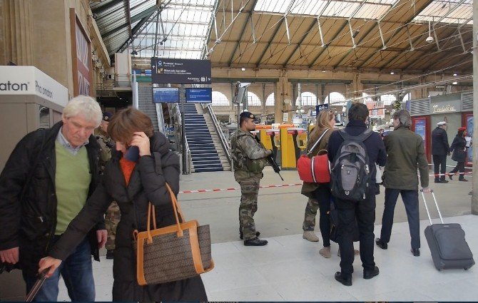 Paris-brüksel Tren Seferinde Şüpheli Paket Alarmı