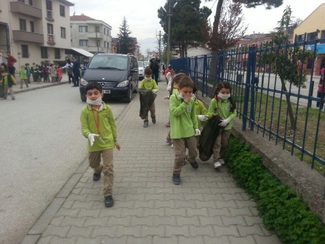 Büyüklerin Attığı Çöpü Minikler Temizledi