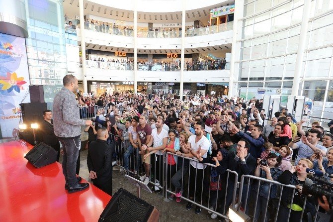 İranlı Şarkıcı Arash Labaf, Hayranlarıyla Buluştu