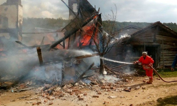 Kastamonu’da 3 Ev Yandı, 15 Büyükbaş Hayvan Telef Oldu