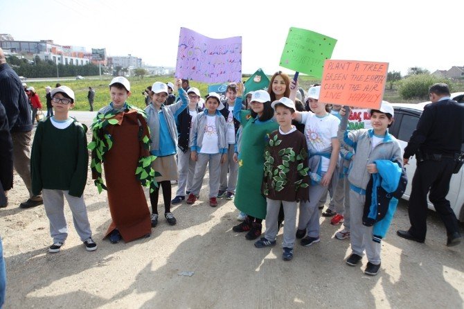 Öğrenciler Daha Yeşil Bir Çevre İçin Fidan Dikti
