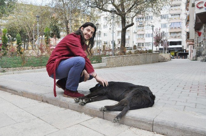 Egeli Sanatçı, Klibinde Ailesini Oynattı