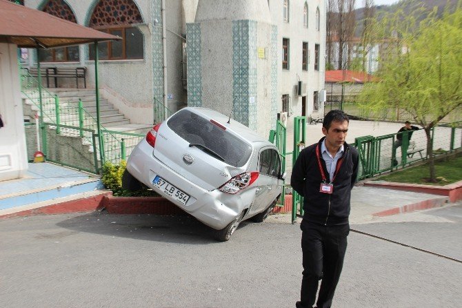 Otobüsle Çarpışan Otomobil Korkuluklara Girdi: 3 Yaralı