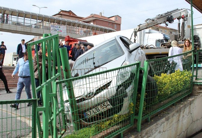 Otobüsle Çarpışan Otomobil Korkuluklara Girdi: 3 Yaralı