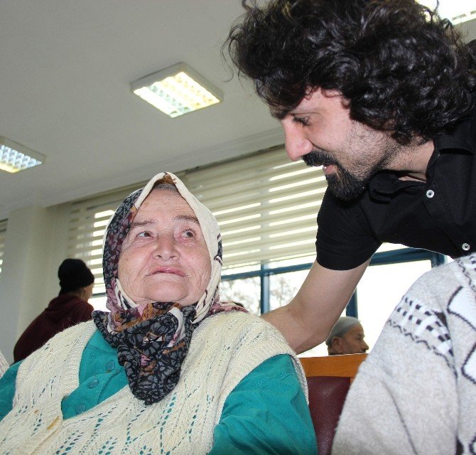 Futbolculardan Yaşlılara Anlamlı Ziyaret