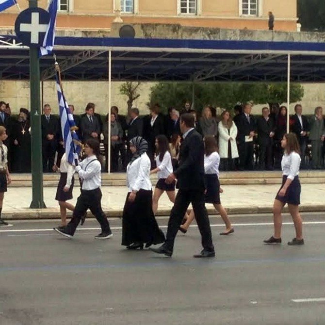 Osmanlı’ya Ayaklanmanın Yıldönümünde, Yunanistan’da Başörtülü Öğrenci Yürütüldü