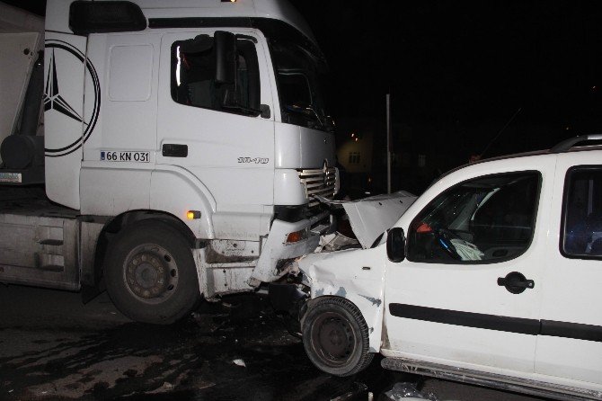 Polisin İkazına Rağmen Ters Yolda Giden Kamyonet Tır İle Çarpıştı: 1 Yaralı