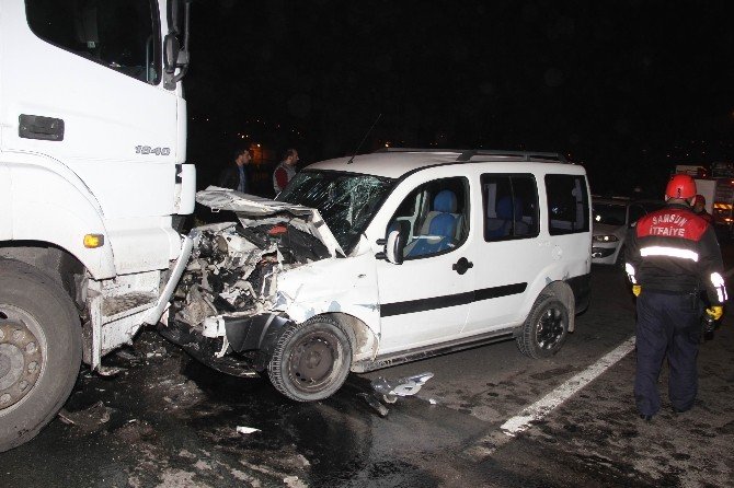 Polisin İkazına Rağmen Ters Yolda Giden Kamyonet Tır İle Çarpıştı: 1 Yaralı