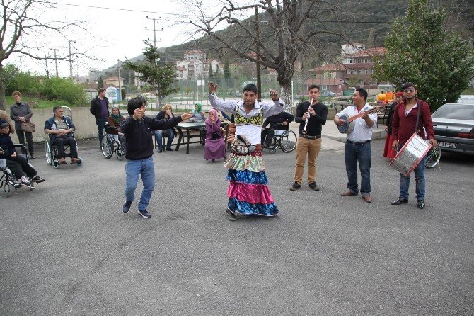 Davul Zurna Köçek Eşliğinde Sandalyelerini Aldılar