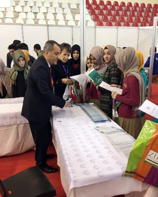 Ahmet Yesevi Üniversitesi Eğitim Fuarlarında Öğrencilerin Gözdesi