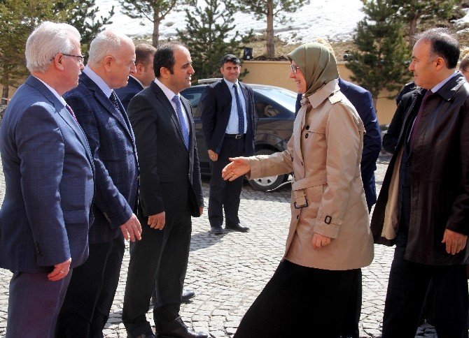 Baygınlık Geçiren Kadın Muhabire Bakan Ramazanoğlu İlk Müdahaleyi Yaptı