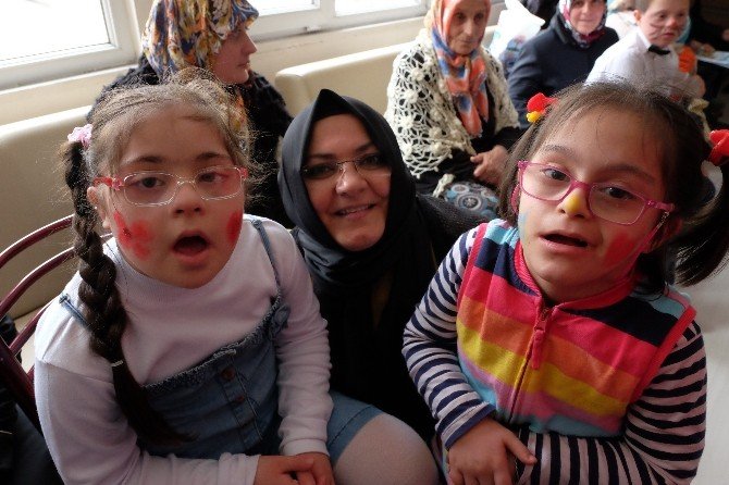 Down Sendromlu Çocuklardan “Renkli” Kutlama