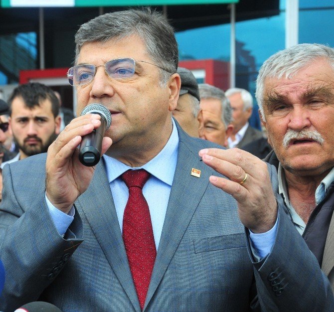 Başbakan Davutoğlu’nun Dün Manisa’da Açılışını Yaptığı Muradiye Spor Kompleksi Bugün De Chp’liler Tarafından Açıldı