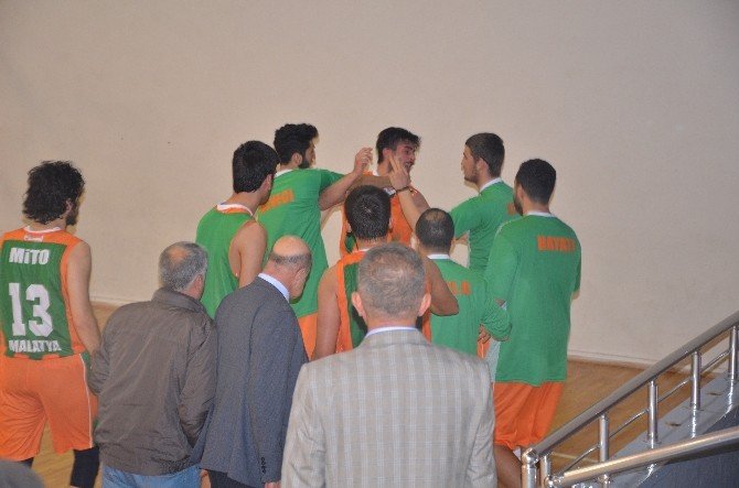 Basketbol Sahası Karıştı, Takım Arkadaşını Tokatlayarak Soyunma Odasına Götürdü