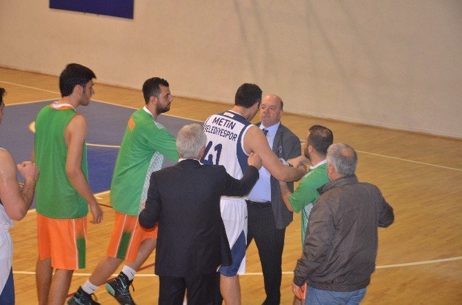 Basketbol Sahası Karıştı, Takım Arkadaşını Tokatlayarak Soyunma Odasına Götürdü