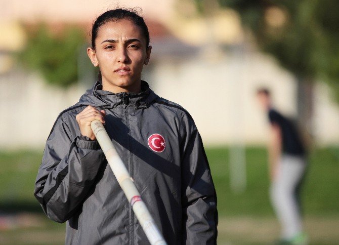 Ailesinden Habersiz Antrenmanlar Gitti, Türkiye Rekoru Kırdı