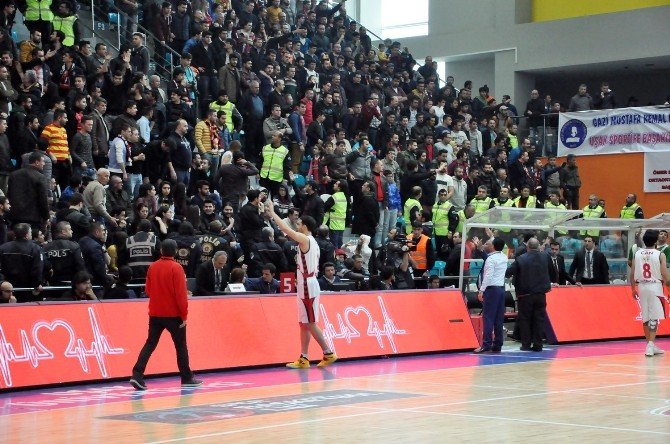 Uşak Sportif - Pınar Karşıyaka Maçında Olaylar Çıktı