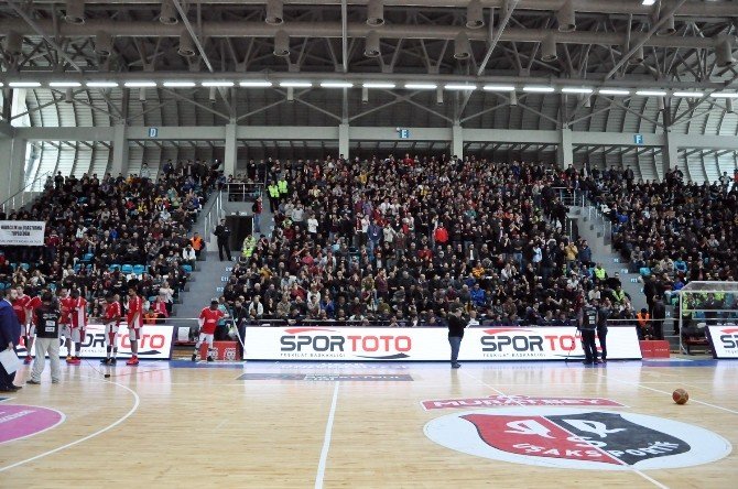 Uşak Sportif - Pınar Karşıyaka Maçında Olaylar Çıktı